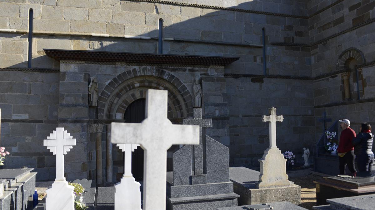 Cementerio eclesiástico de Santa Marta de Tera, cuyo expediente de clausura se ha dejado sin efecto.