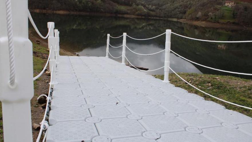 El pantalán deportivo, listo para ser introducido en el agua del embalse. | L. M. D.