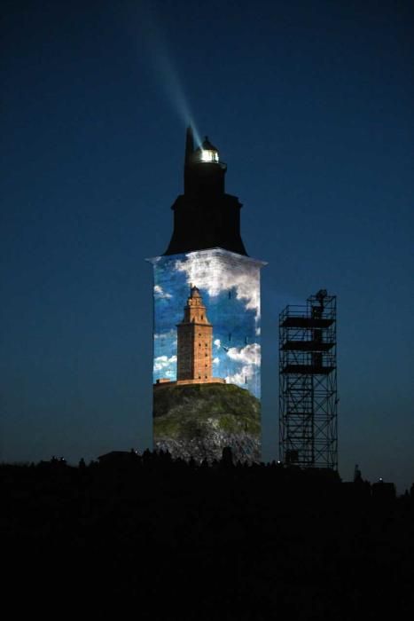 La Torre de Hércules culmina la celebración de su primera década como patrimonio de la humanidad con un espectáculo de luz y sonido proyectado sobre la fachada del monumento.