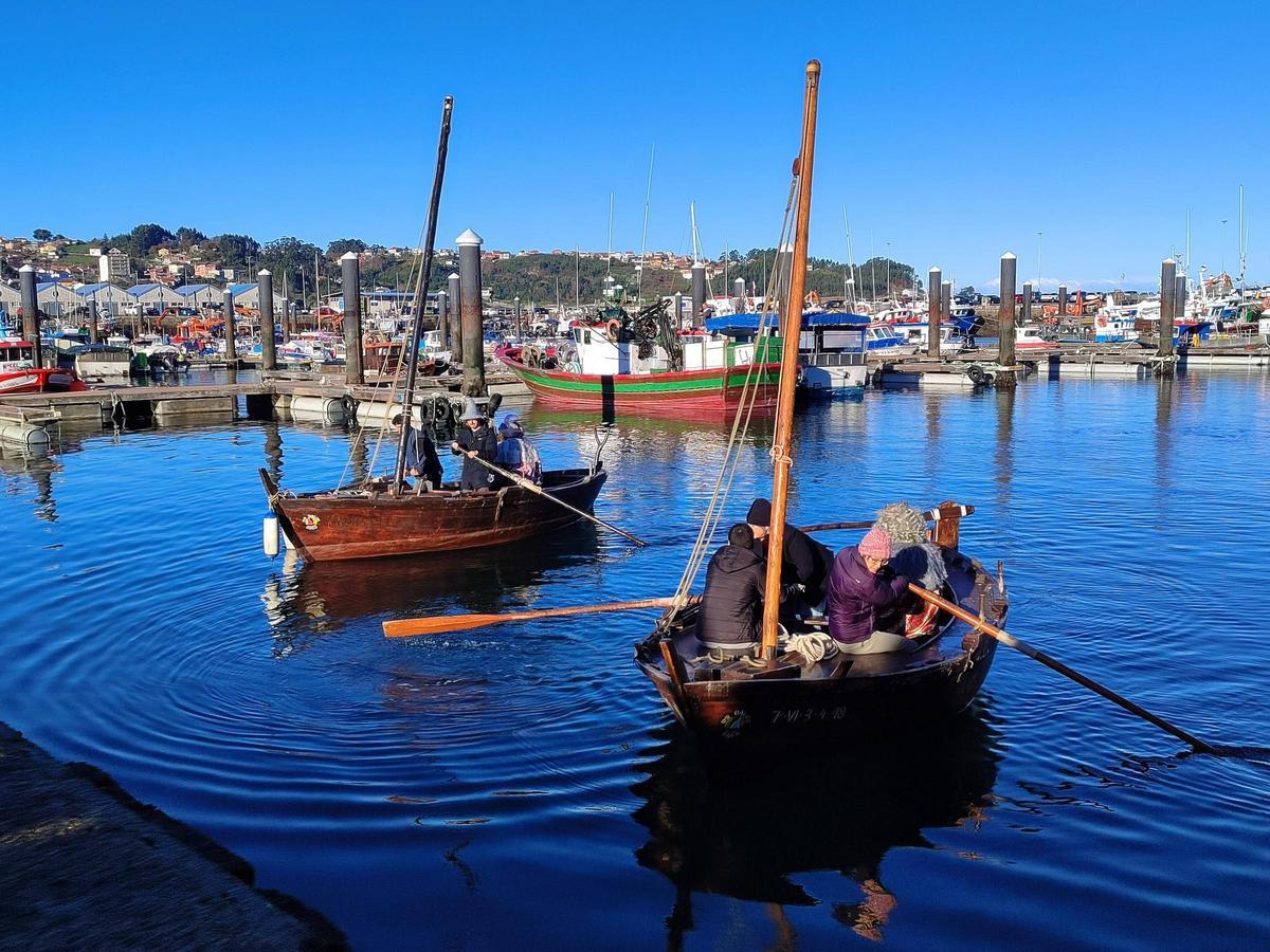 Los Reyes Magos llegan a Bueu por mar antes de la cabalgata de esta tarde