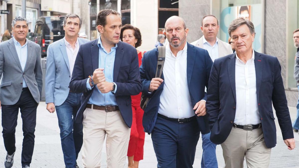 El vicesecretario de Coordinación Autonómica y Local del PP, Pedro Rollán, acompañado del secretario autonómico del partido, Francisco Vázquez y el presidente provincial, Conrado Íscar, ayer en Valladolid. | R. Valtero - Ical