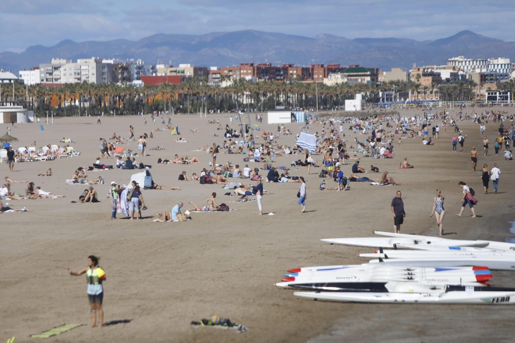 Los valencianos llenan playas y parques con las temperaturas estivales a las puertas de noviembre