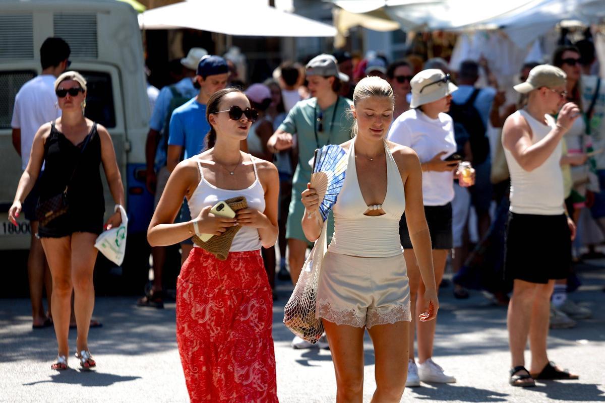 El emblemático mercadillo hippie de Punta Arabí, en imágenes