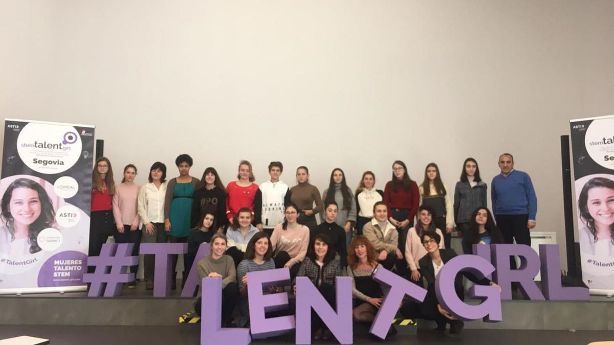 Participantes en una de las actividades del programa STEM Talent Girl.