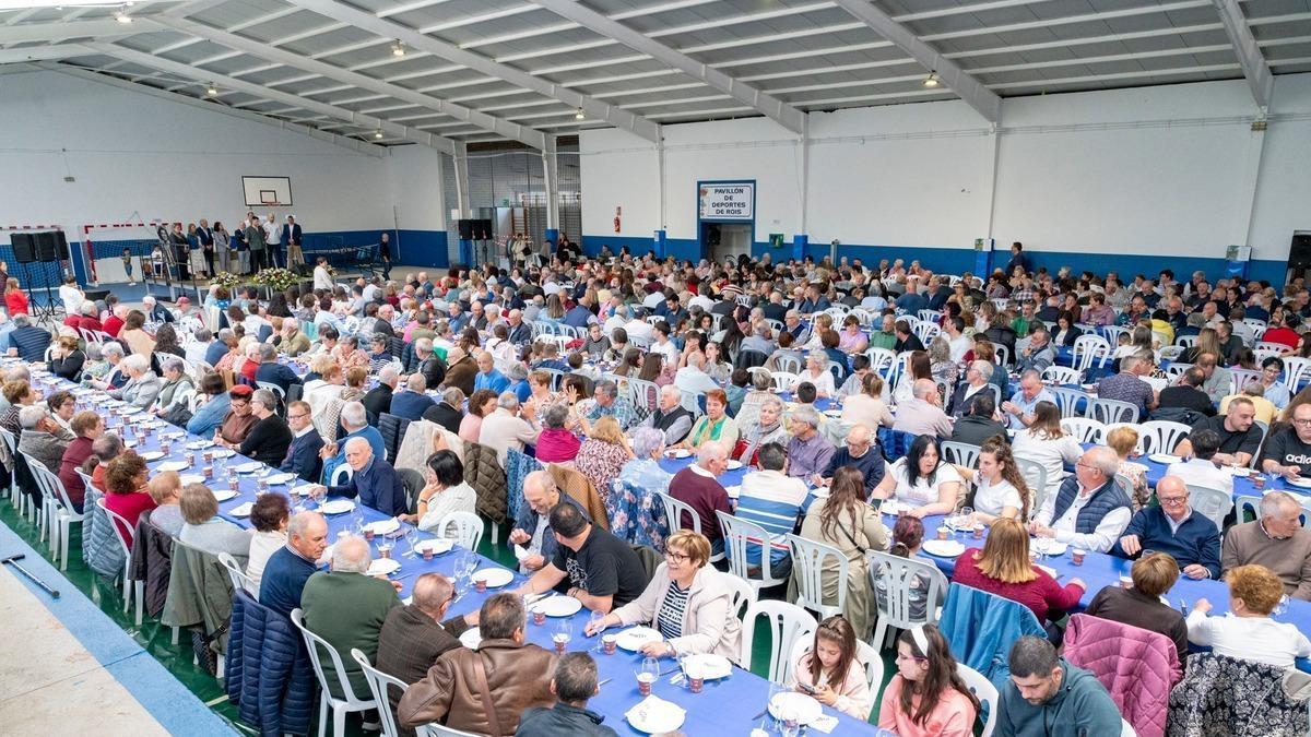 Setecentas persoas asistiron ao xantar popular do Santo Isidro en Rois, co palco de autoridades e homenaxeados á esquerda
