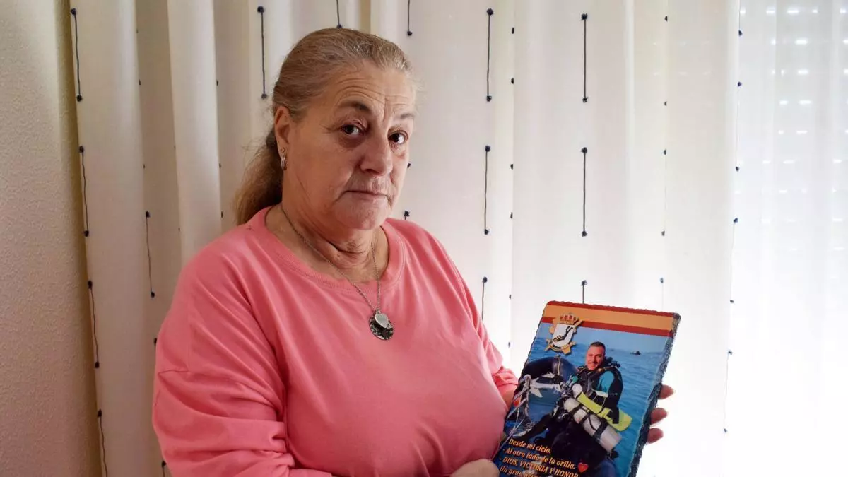 La madre de uno de los agentes asesinados en Barbate: ※Quiero que asuma su responsabilidad quien puso en el agua a mi hijo§