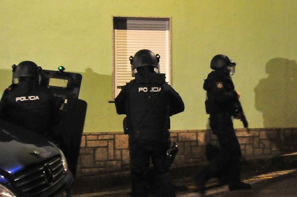 Efectivos del GOES de la Policía Nacional, frente a la vivienda del hombre.