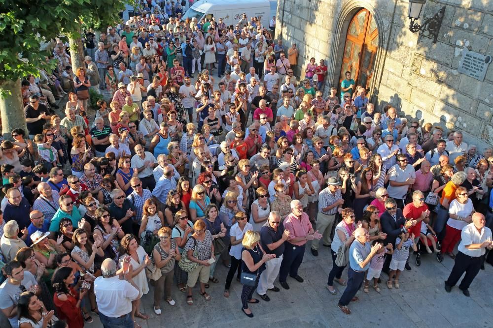 La Coral Casablanca animó el acto con una actuación espontánea que pilló por sorpresa a los vecinos