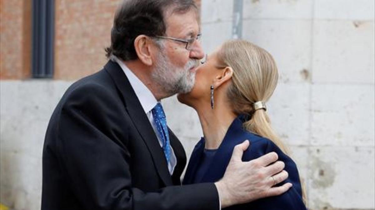 Rajoy besa a Cifuentes, ayer, en la Universidad de Alcalá de Henares.