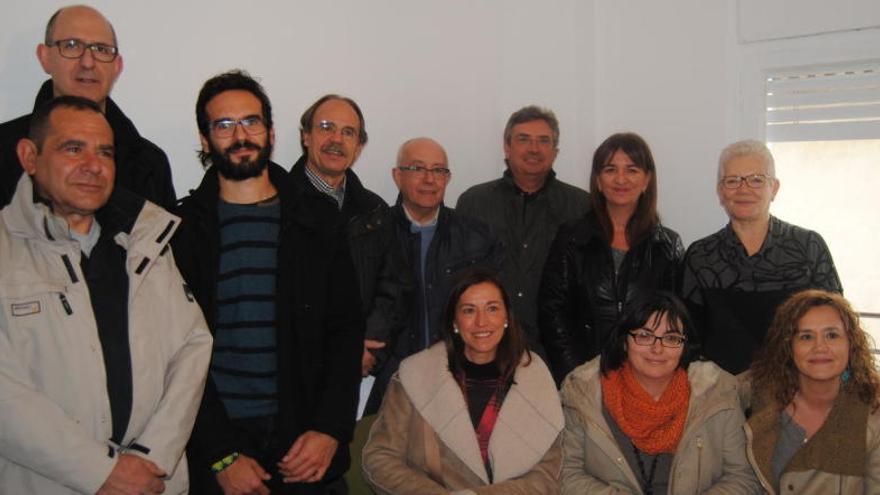 Representants de les parts implicades en un dels pisos rehabilitats.