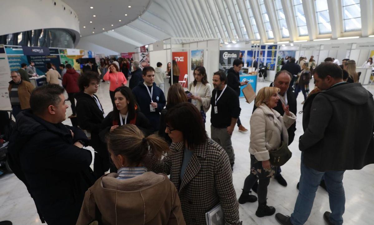 Ambiente ayer en el Foro de Empleo de la Universidad de Oviedo, en el Calatrava.