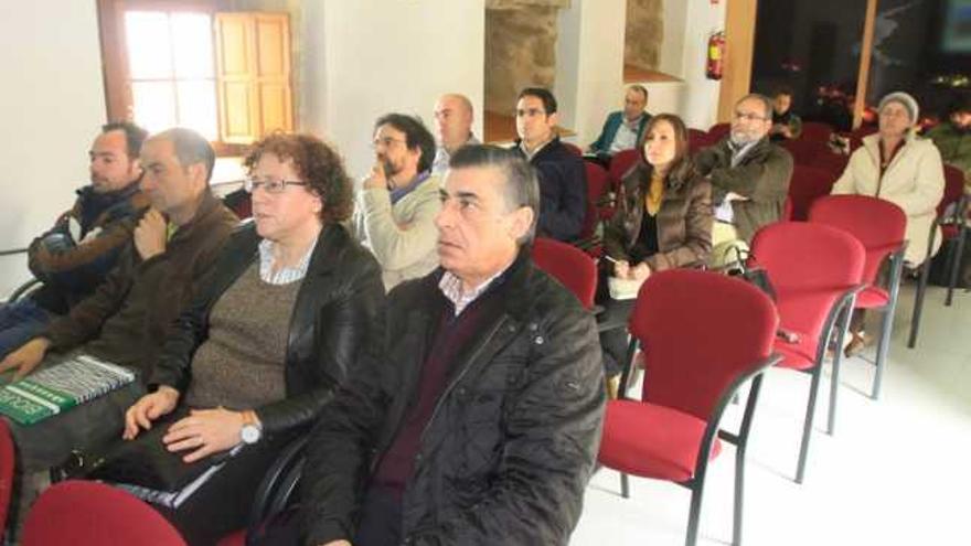 El alcalde de Fermoselle, Alejandro Fermoselle, con otros asistentes a la presentación sobre bioconstrucción en Arribes.