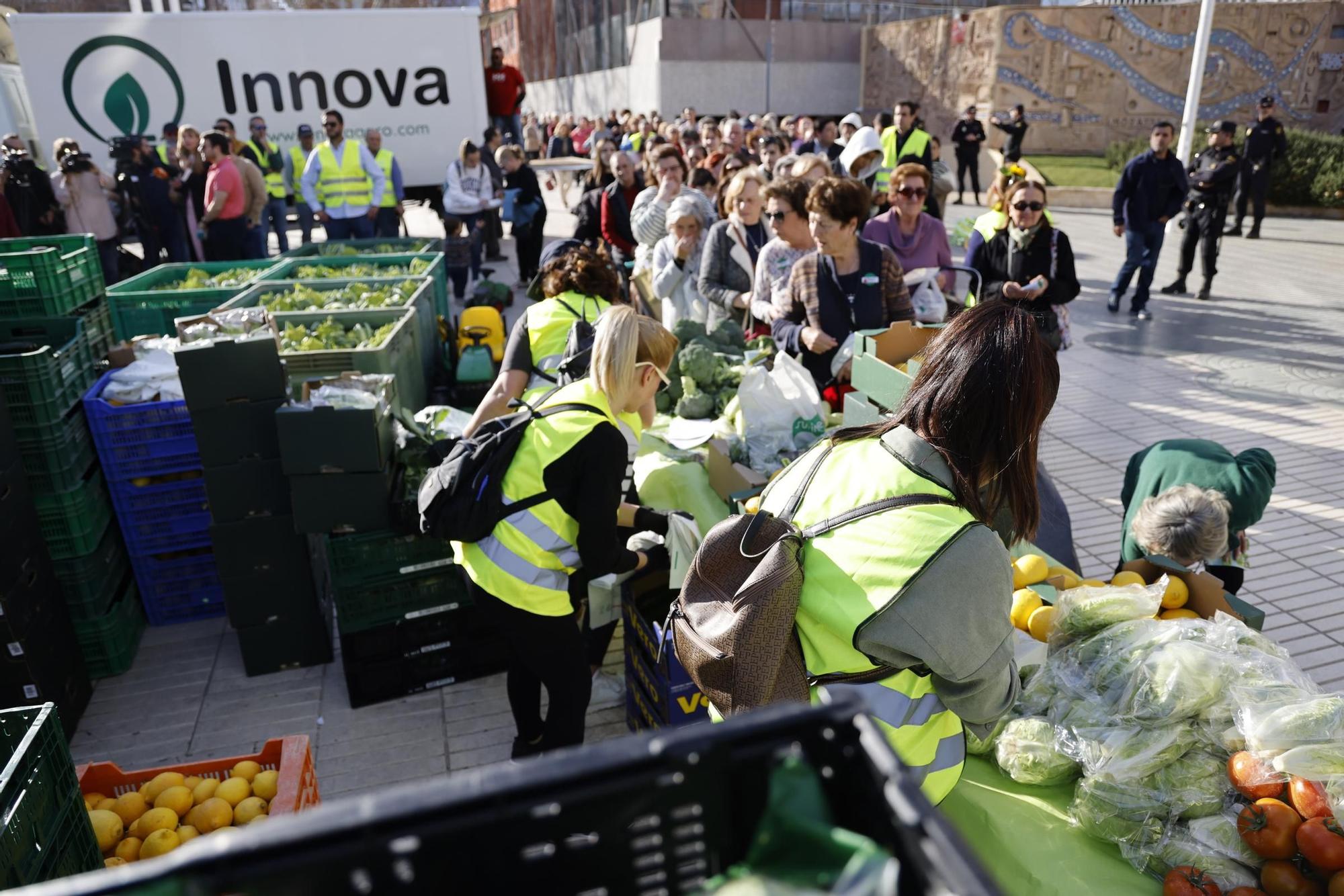 Las imágenes del plante de los agricultores frente a la Asamblea, donde han repartido frutas y hortalizas