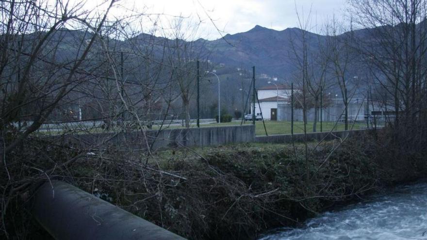 Guerra del agua en Langreo: la Corporación se une en la defensa de la captación del Nalón que tiene el municipio