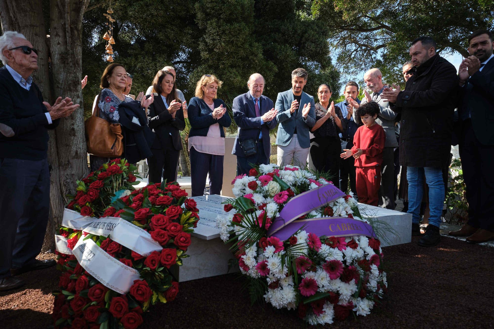 Entierro de los restos recuperados del físico Blas Cabrera Felipe en el cementerio de San Luis, La Laguna