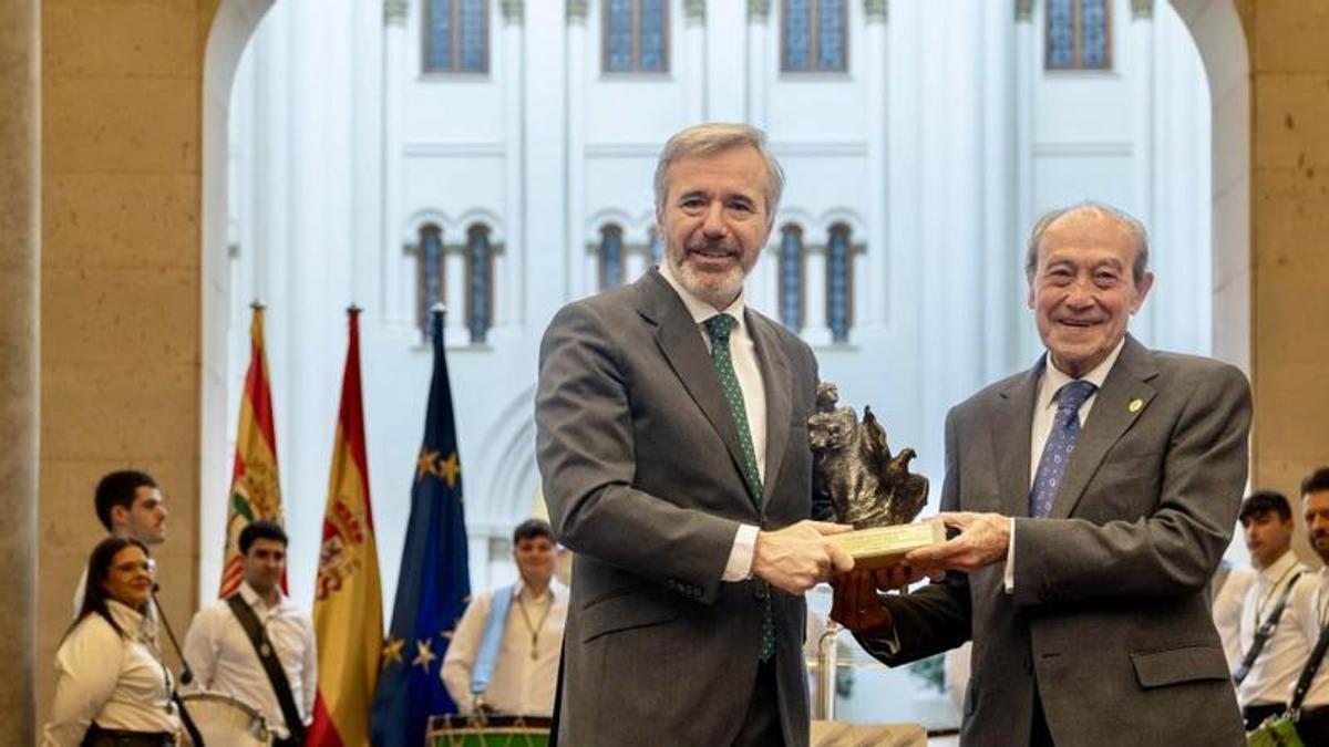 La Cofradía de las Siete Palabras y de San Juan Evangelista entrega el Premio San Juan al Gobierno de Aragón.