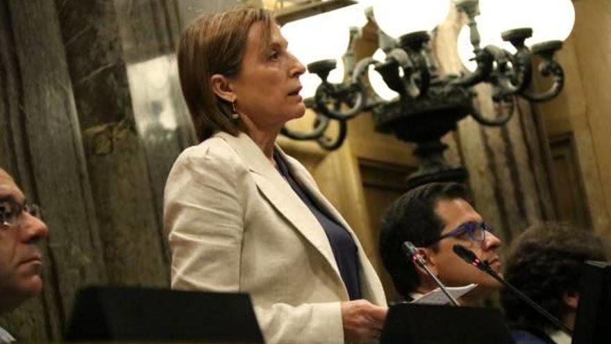 La presidenta del Parlament Carme Forcadell, fent lectura de la declaració institucional el 25 d&#039;agost.