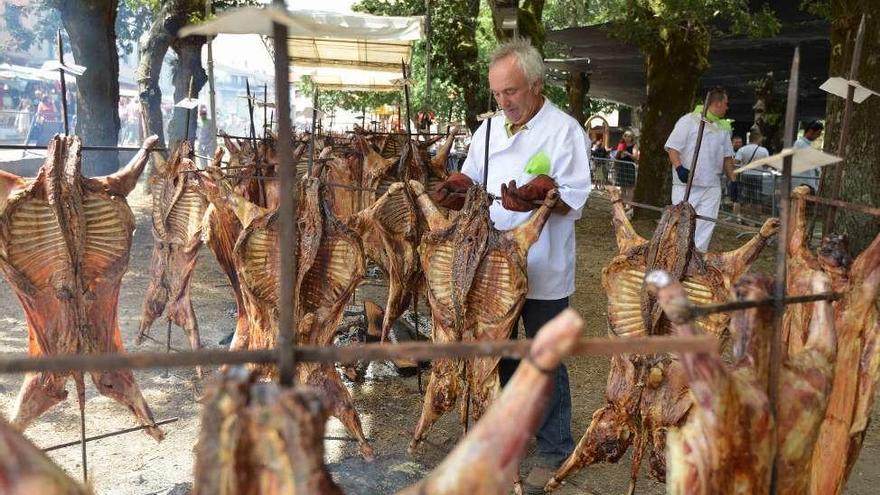 Jesús García supervisa el asado de un carnero, ayer, en Moraña. // Gustavo Santos