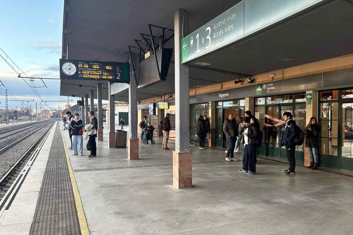 Passatgers esperant el tren a Figueres