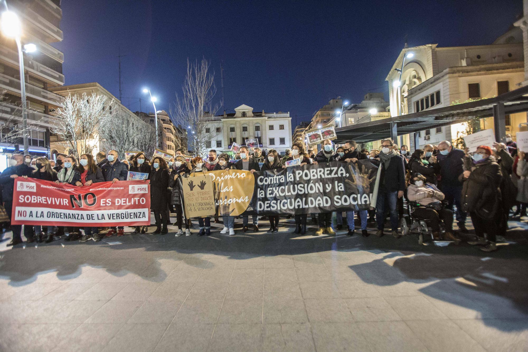 Más de un centenar de personas protestan contra Barcala por criminalizar a mendigos y prostitutas con la "ordenanza de la vergüenza"