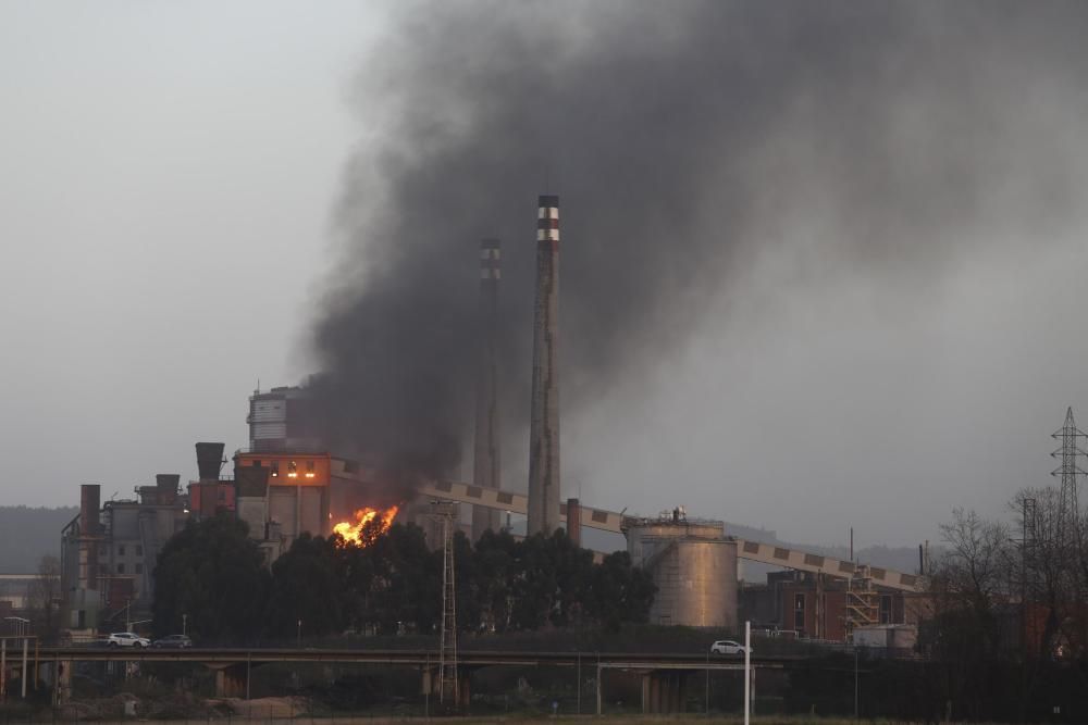 Alarma en Avilés por una gran nube negra en las baterías de Arcelor