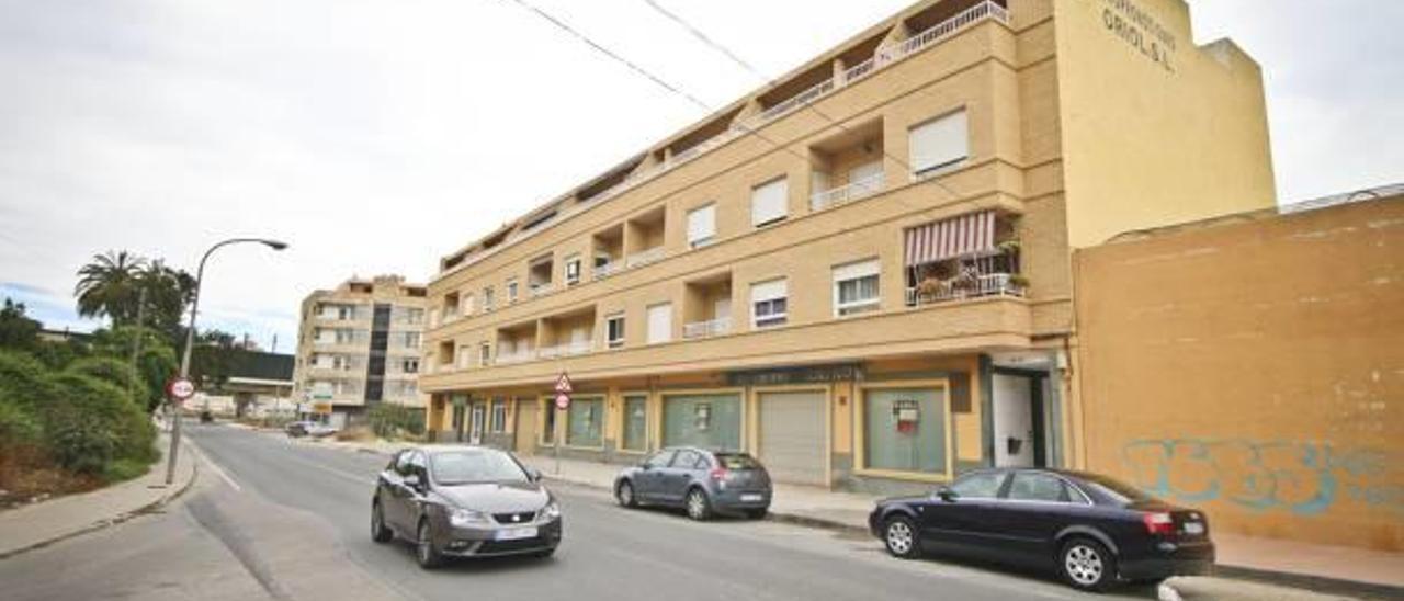 El edificio está ubicado en el barrio de La Punteta, que une los términos de Cox y Callosa.