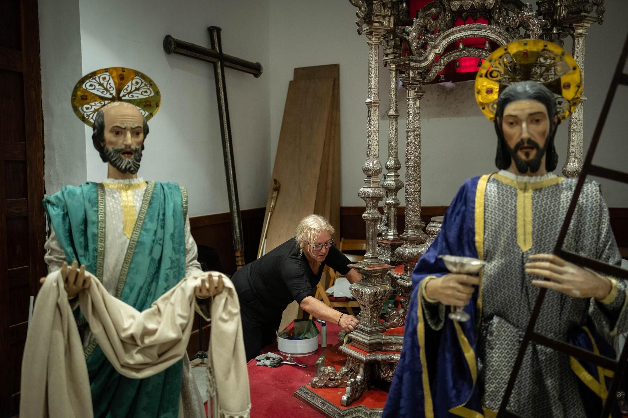 Montaje del trono del Santo Entierro, en La Concepción