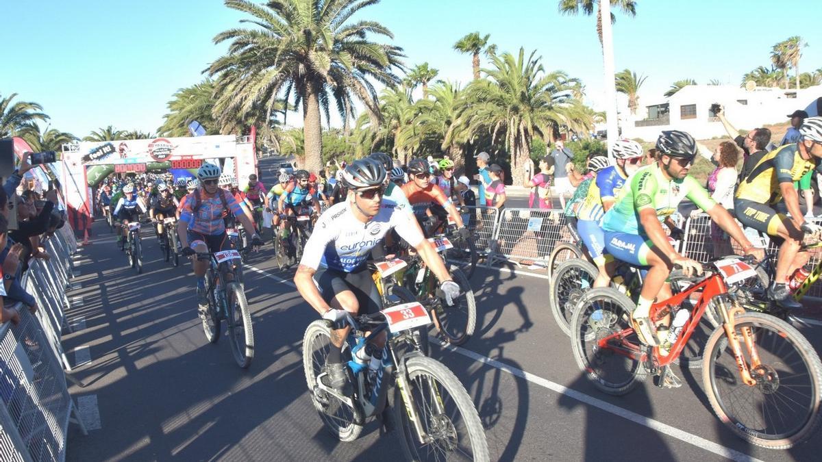 La Ultrabike Club Santa Rosa Lanzarote reúne a casi medio millar de corredores.