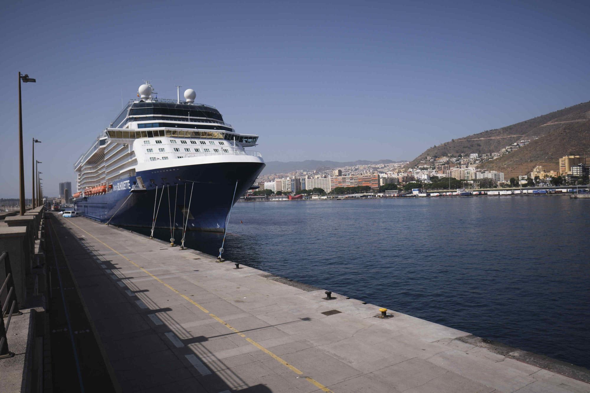 El crucero Celebrity Silhouette atracado este sábado en el Puerto de Santa Cruz de Tenerife.