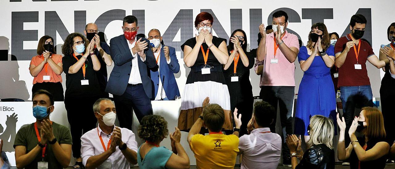 Àgueda Micó, en el centro, junto a miembros de la ejecutiva, ayer, en la clausura del congreso que ha cambiado el Bloc por Més. | EFE