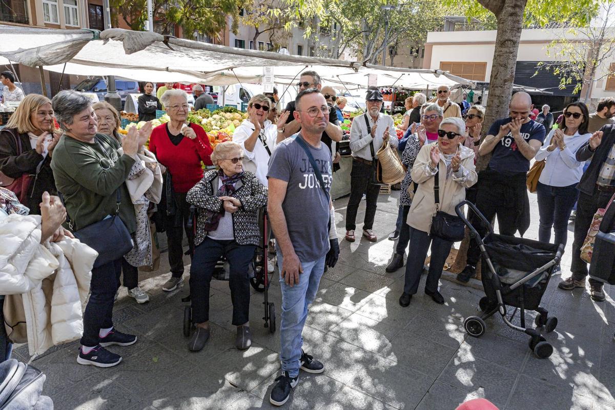 Así ha sido la concentración en el mercado de Pere Garau en repulsa al ataque homófobo que sufrió un comerciante