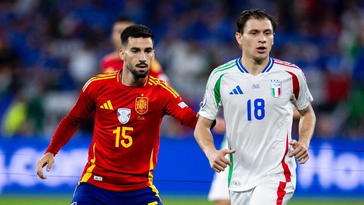 Álex Baena defiende a un rival de Italia en la primera fase de la Eurocopa.