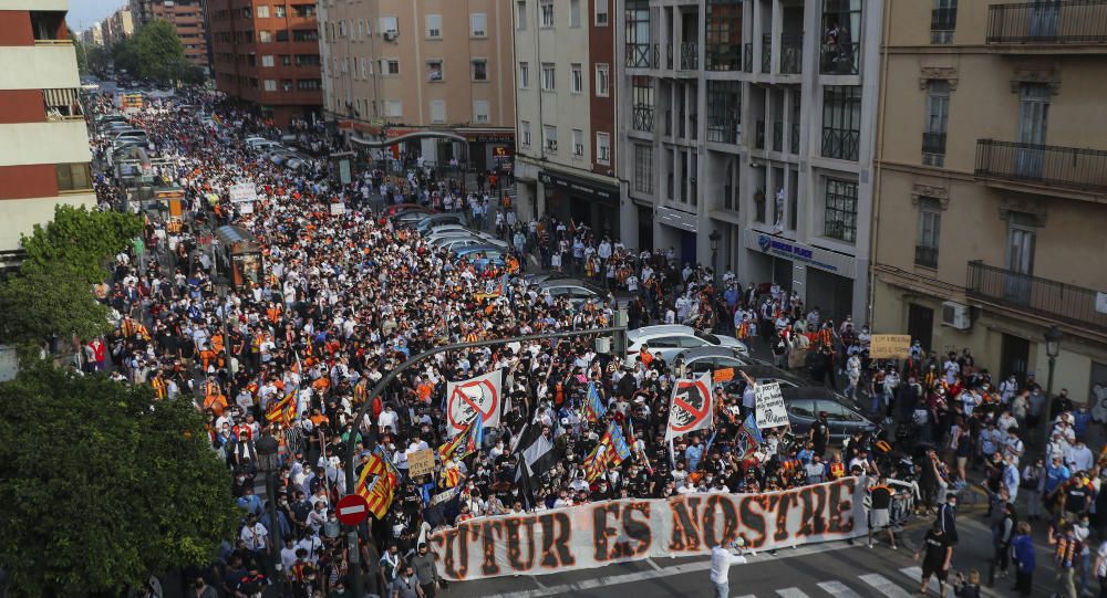 Manifestación de la Afición del Valencia contra Peter Lim