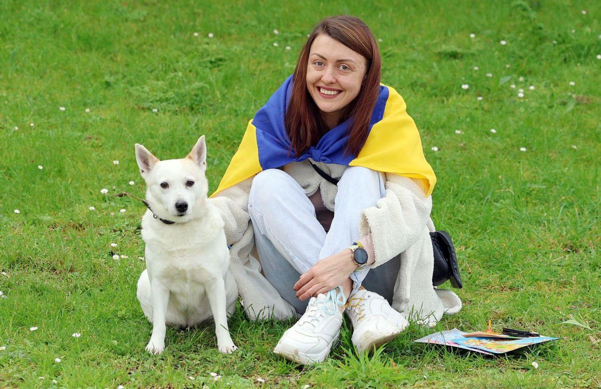 Tetiana (Tania por su
diminutivo) y su
perra Billi en el
monte de O Castro.
// Marta G. Brea