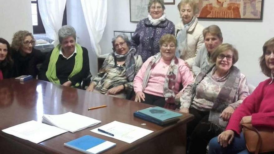 La coordinadora (tercera derecha) con un grupo de participantes en el club de lectura.