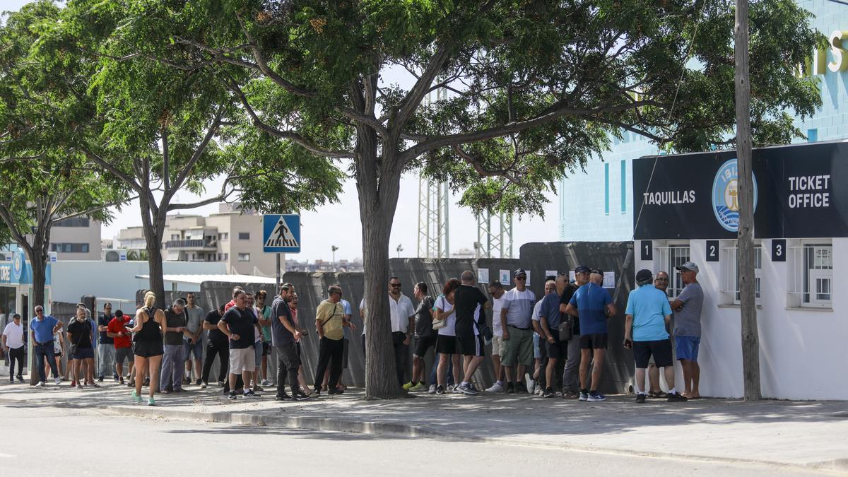 Aficionados de la UD Ibiza haciendo cola durante la campaña de renovación de abonos.