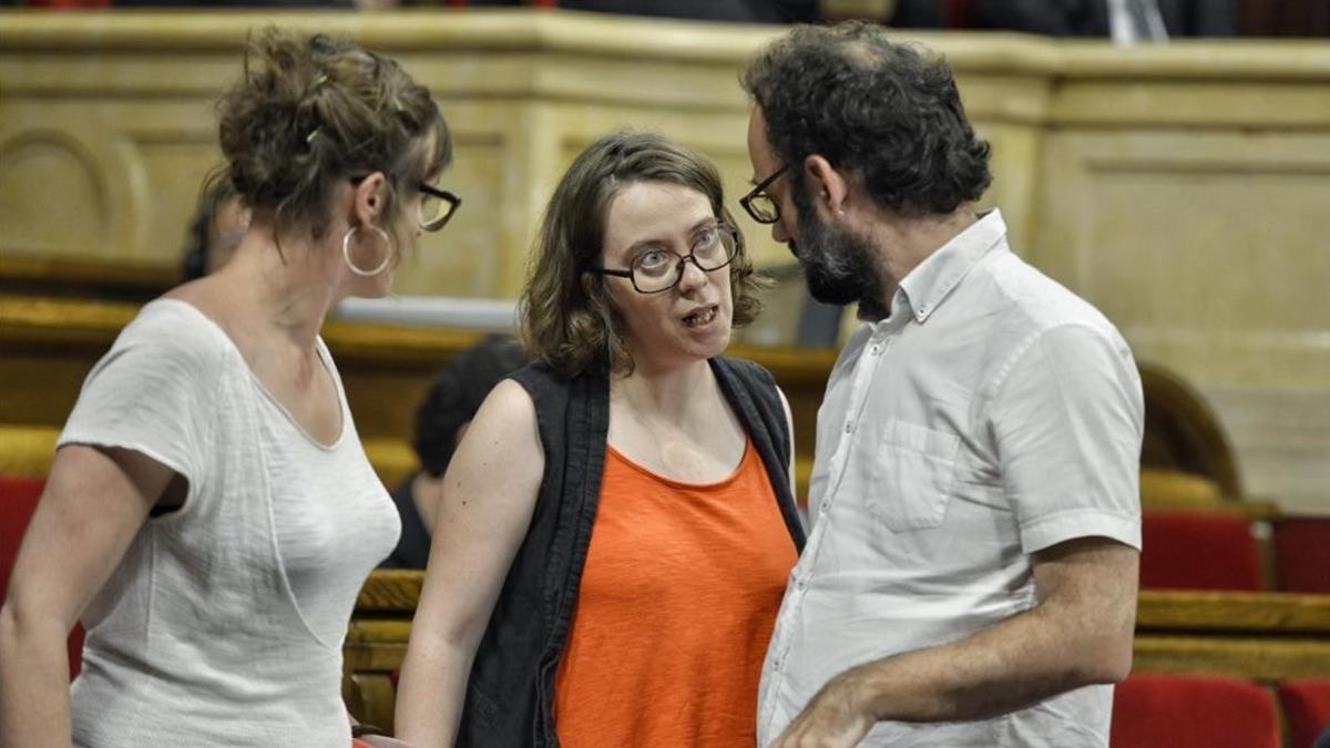Los diputados de la CUP Mireia Vehí, Eulàlia Reguant y Benet Salellas, este miércoles en el Parlament.