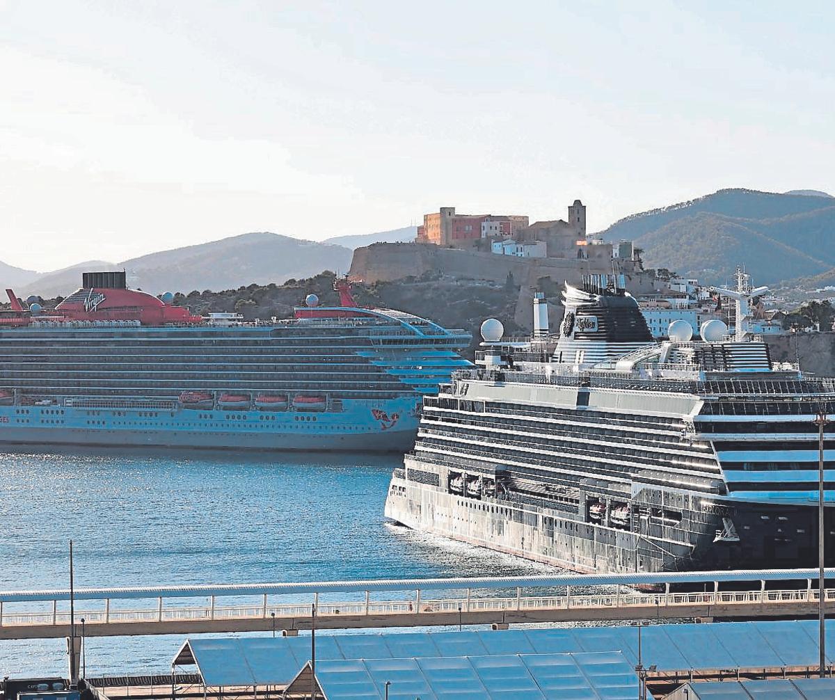 Cruceros en el puerto de Ibiza.