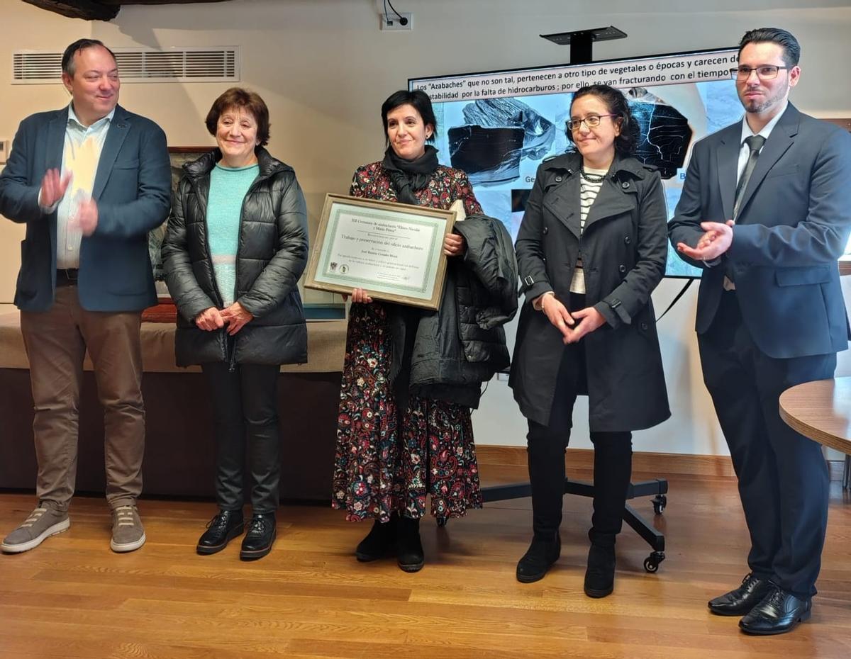Por la izquierda, el alcalde, Alejandro Vega, la viuda de Ramón Costales, María Esther Alonso, sus hijas, Lorena y Yolanda Costales, y y el presidente de la Asociación Azabache Jurásico de VillaviciosaÁngel Pérez.