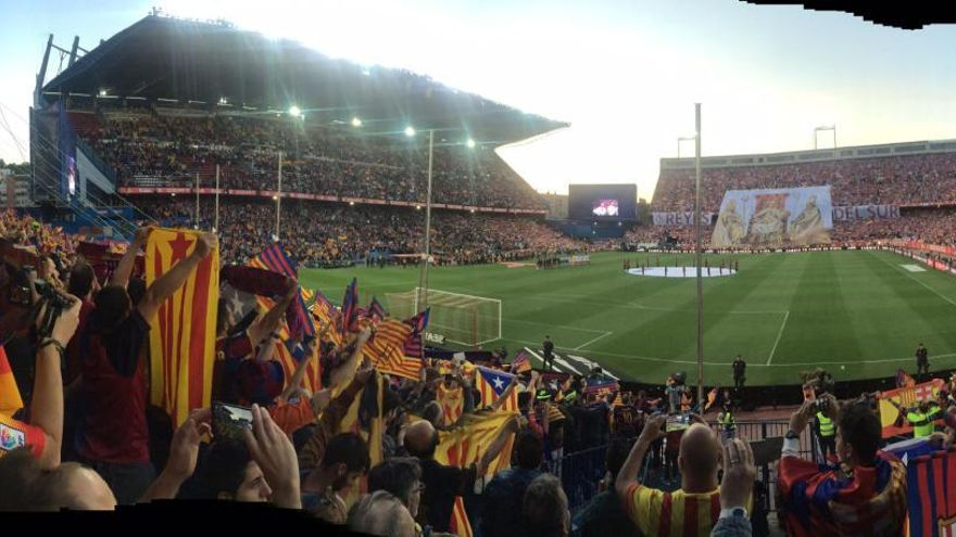 Afició blaugrana amb banderes