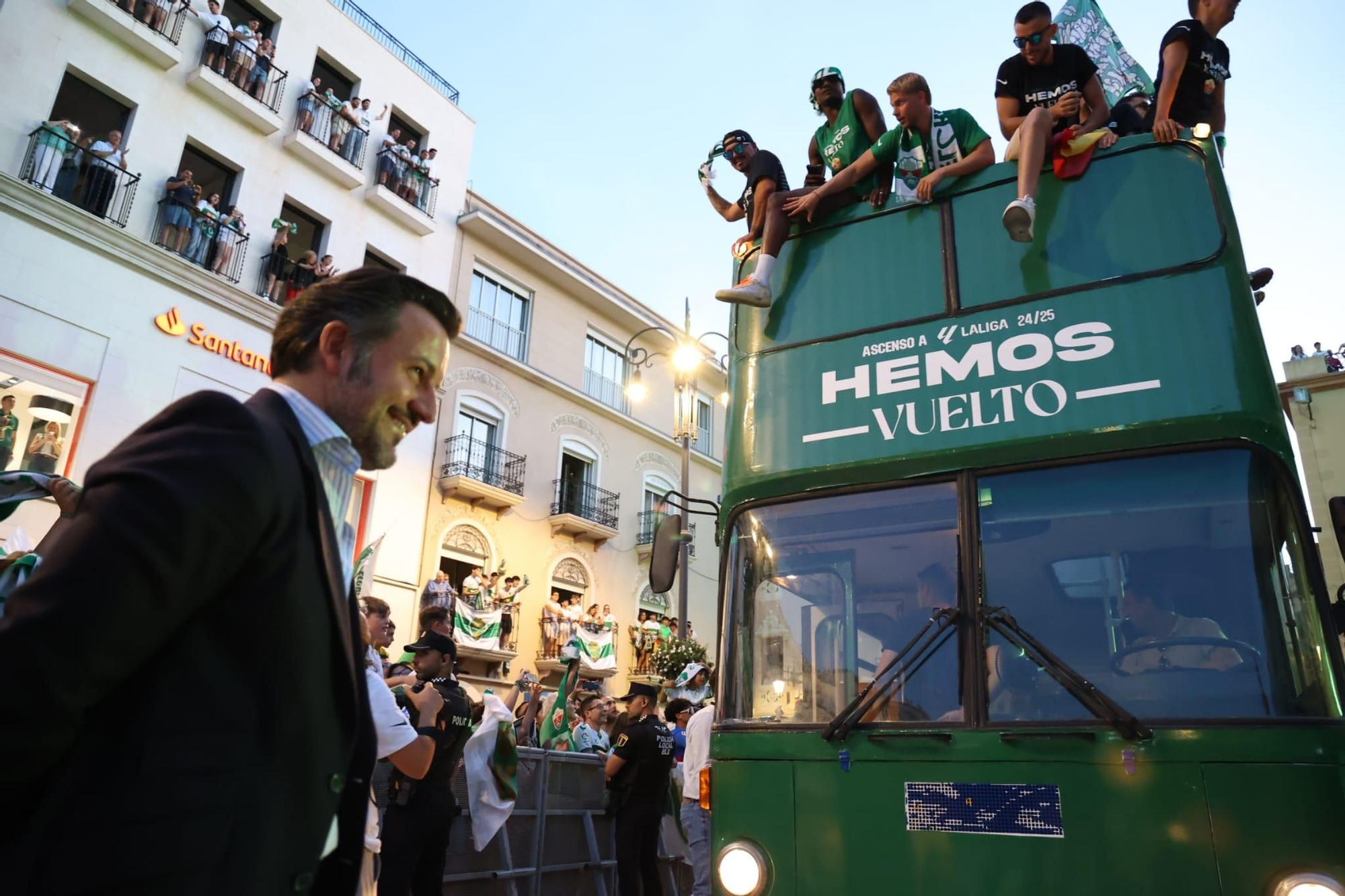 El Elche CF celebra el ascenso a Primera con una rúa en autobús hasta la Plaça de Baix