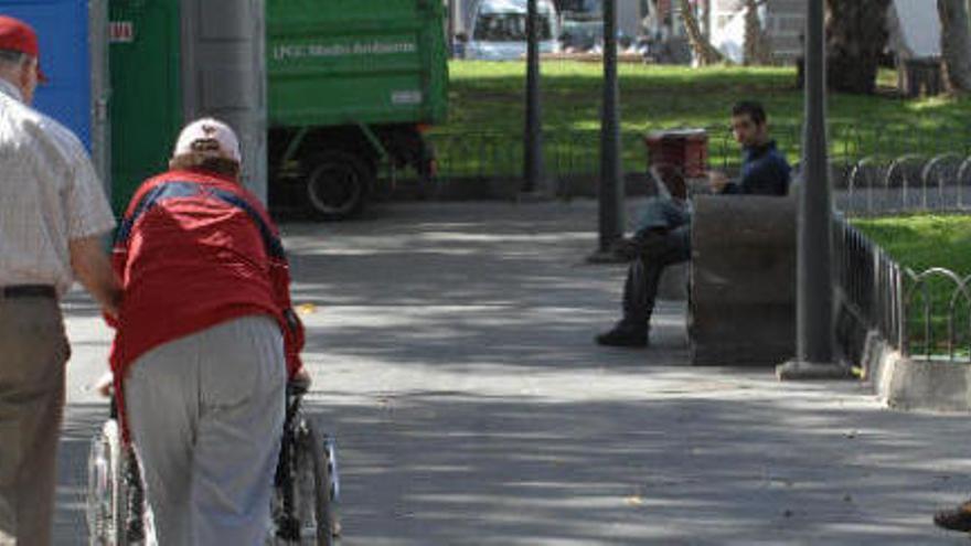 Una pareja de ancianos da un paseo.