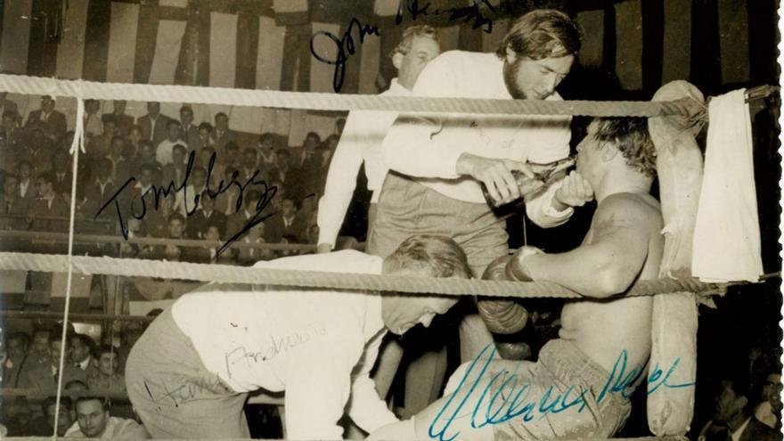 Gregory Peck ejerce de entrenador en el combate de boxeo celebrado la Nochevieja de 1954 en el Cuyás.