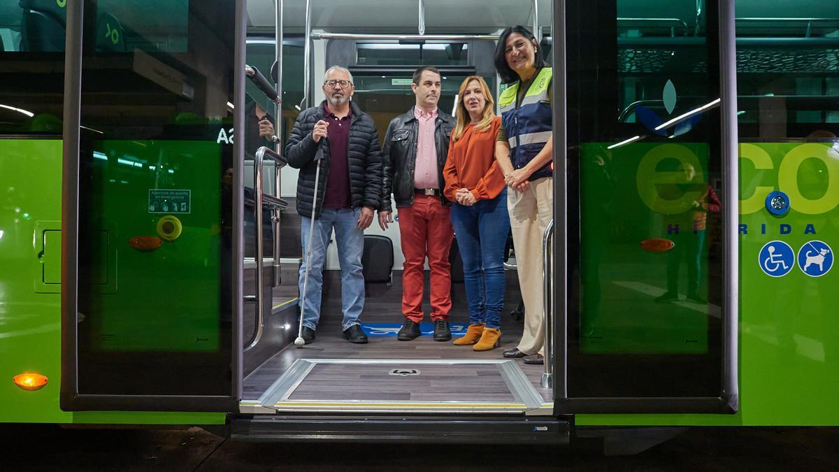 Rosa Dávila y Eulalia García, junto a dos personas con discapacidad visual, durante la presentación de nuevas guaguas de Titsa.