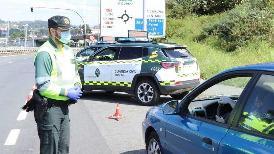 Un guardia civil durante un control realizado en la avenida de A Pasaxe, en A Coruña.