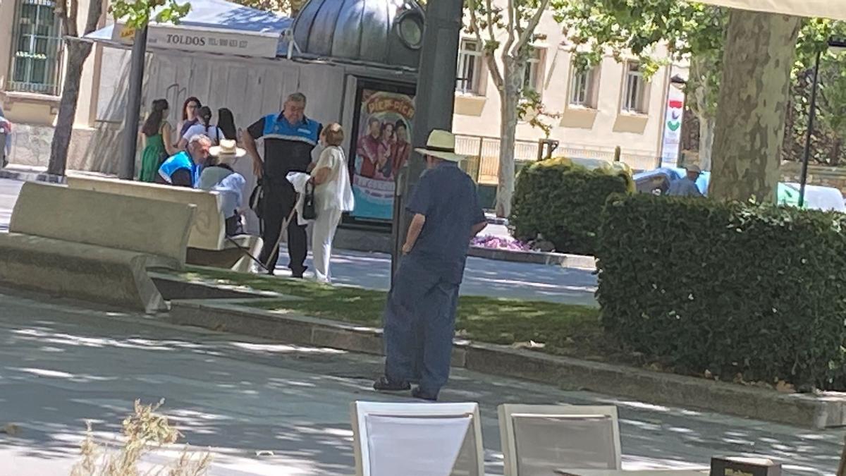 La Policía Municipal conversa con los dos ancianos.