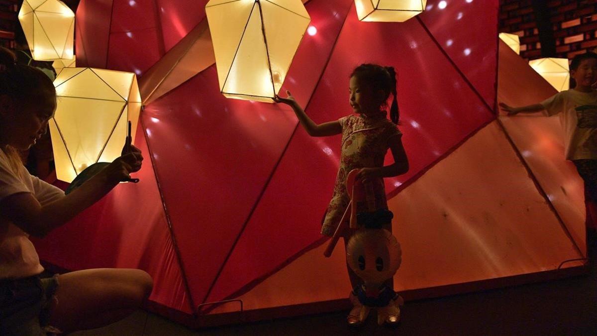 Una niña posa para una foto durante un festival en el parque Victoria de Hong Kong, el pasado 13 de septiembre.