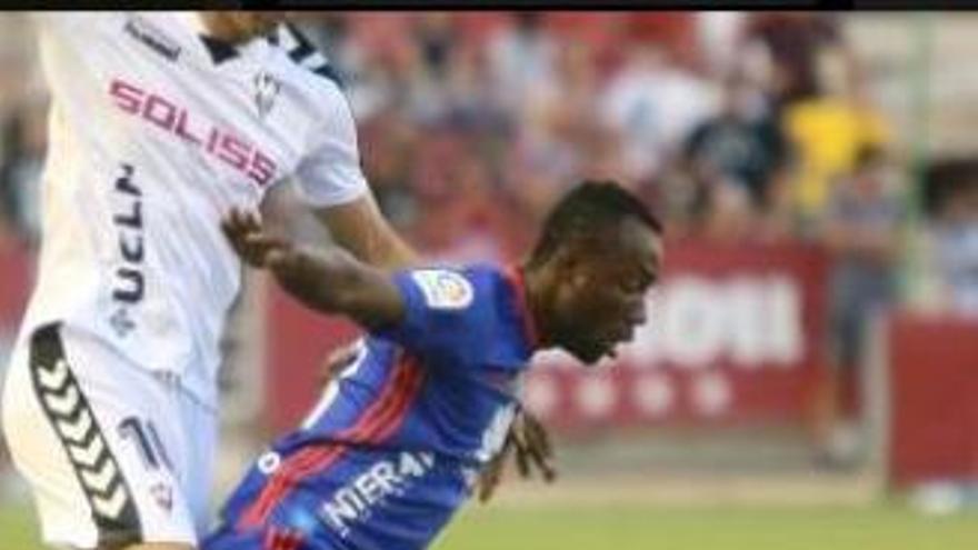 Owusu con la camiseta del Real Oviedo