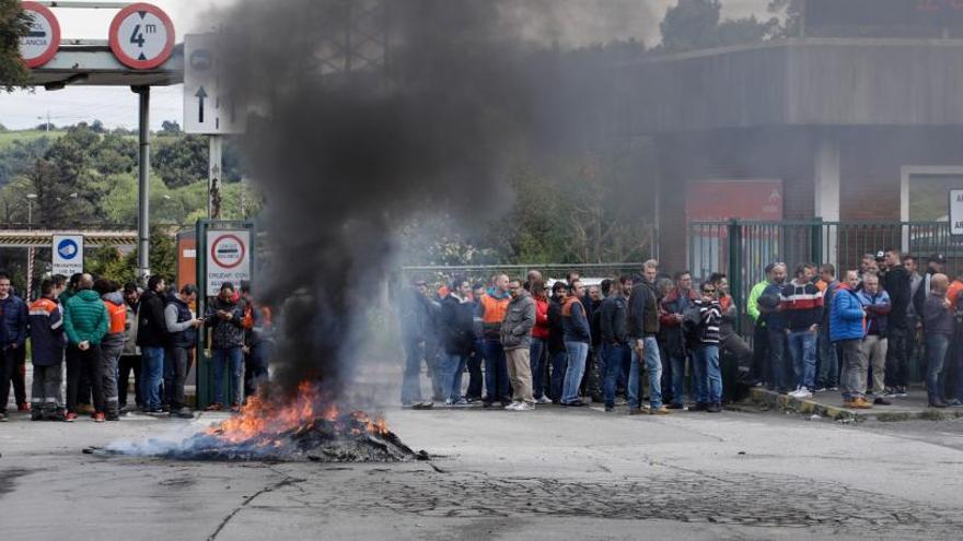 Trabajadores de Arcelor durante la protesta del martes.