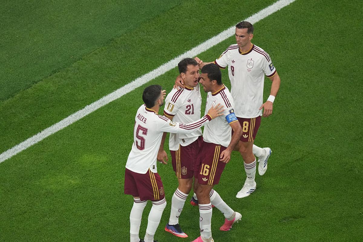 Los jugadores de la selección con la camiseta blanca de España
